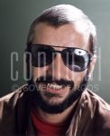 04-10-1976 Ringo Starr at studio in Amsterdam.

[keywords]Posed, Headshot, Eyecontact, Smiling, Sunglasses[/keywords]